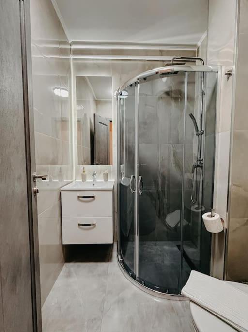 Agoll Victoria - Self Checkin Apartment Resita Bagian luar foto