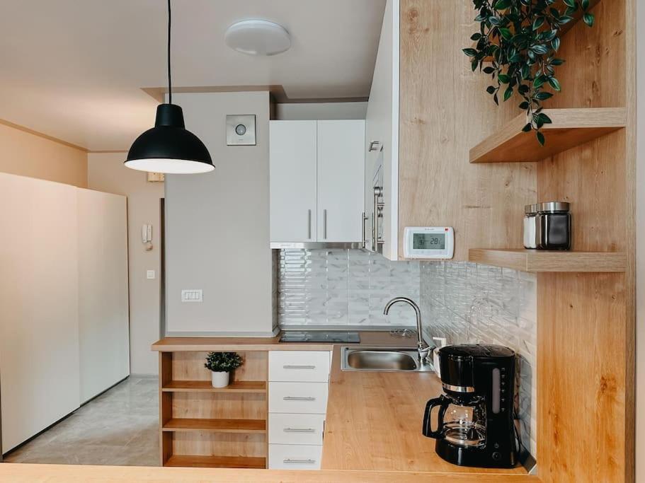 Agoll Victoria - Self Checkin Apartment Resita Bagian luar foto