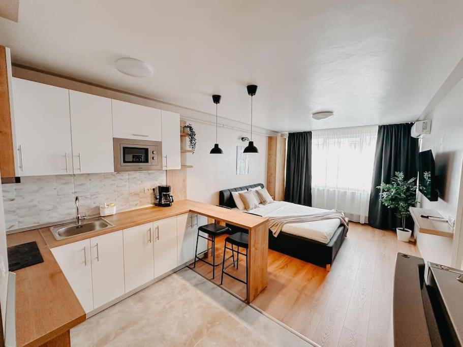 Agoll Victoria - Self Checkin Apartment Resita Bagian luar foto